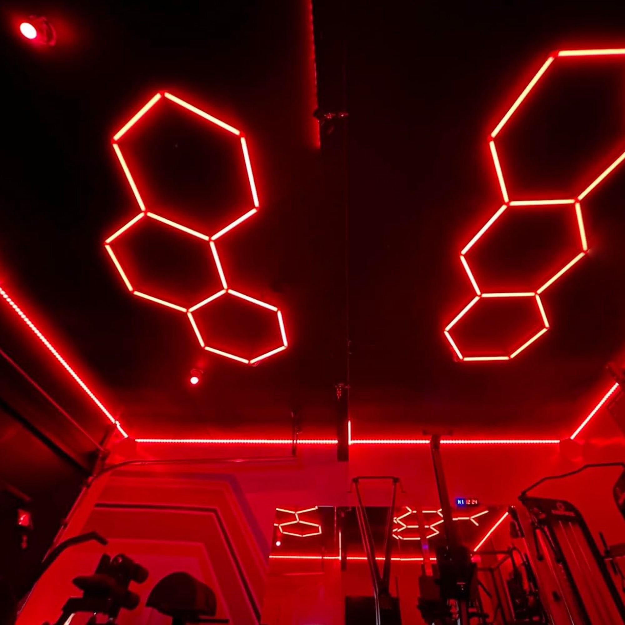 육각형 조명이 미용실과 게임룸의 분위기를 어떻게 향상합니까?